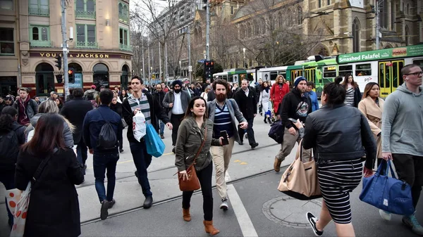 Melbourne Australien August 2018 Menschen Überqueren Eine Straße Stadtzentrum — Stockfoto