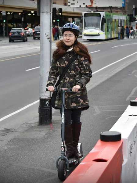 Melbourne Australië Augustus 2018 Een Vrouw Rijdt Een Elektrische Scooter — Stockfoto