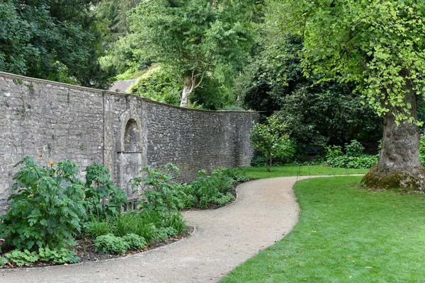 Malebný Pohled Vinutí Štěrkovou Cestou Přes Krásné Anglické Styl Zahrady — Stock fotografie