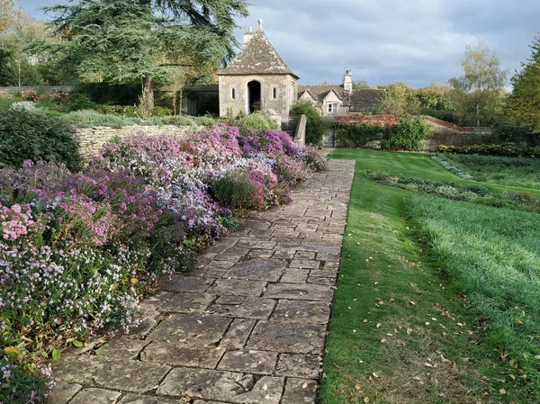 Vista Caminho Através Belo Jardim — Fotografia de Stock