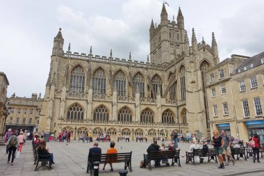 Bath, İngiltere - 9 Mayıs 2018: Bath Abbey avluda turistler ve yerliler için toplamak