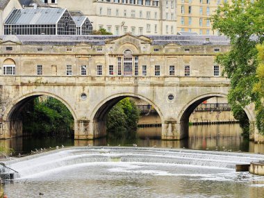 İngiltere'de Bath pitoresk Somerset şehir River Avon Simgesel Yapı Pulteney köprüden görünümünü