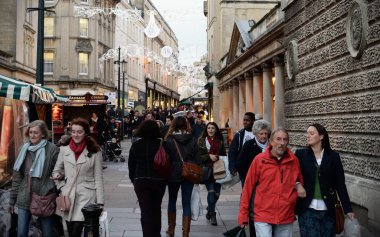 Bath, İngiltere - 19 Aralık 2018: kentin alışveriş bölgesinde bir cadde boyunca yürüyüş insanlar