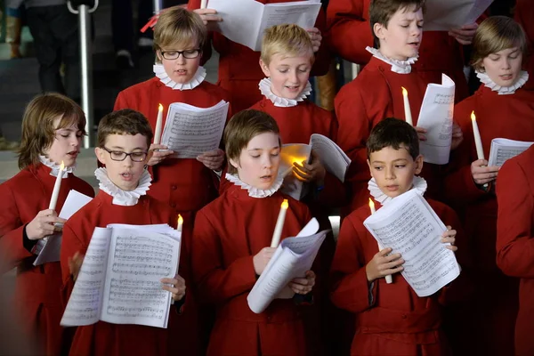 Bristol November 2014 Bristol Cathedral Choir Udfører Cabot Circus Indkøbscenter - Stock-foto