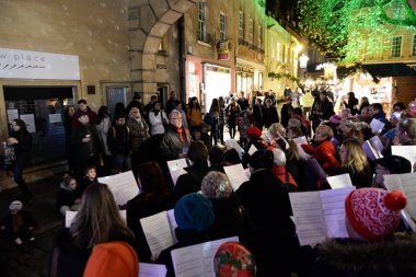 Bath, İngiltere - 30 Kasım 2014: İnsanlar Noel Pazarı Hamamı Abbey çevreleyen sokaklarda adlı şarkıları şarkı