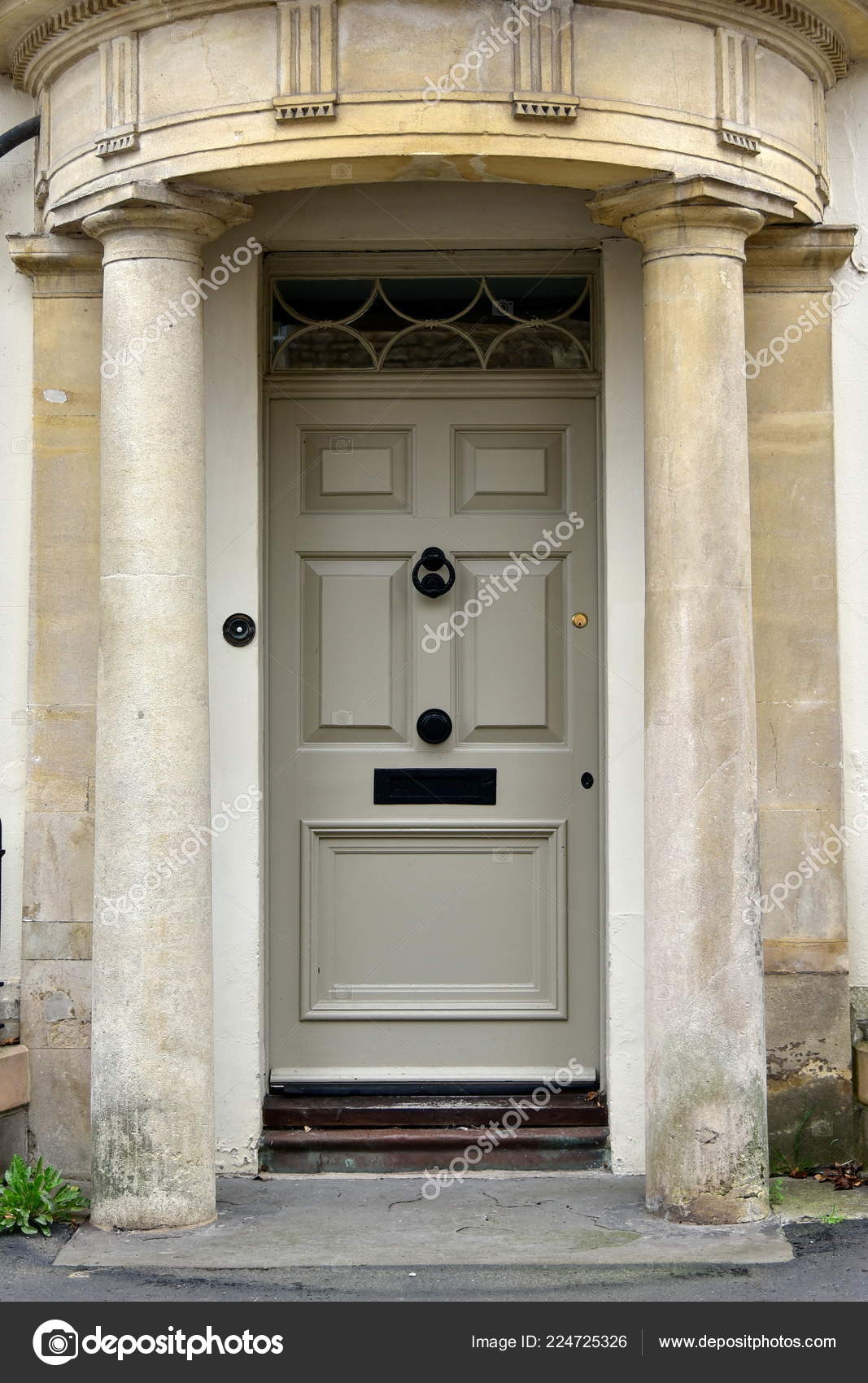 Puerta Delantera Porche Una Hermosa Era Georgiana English Town House — Foto  de stock #224725326 © 1000Words, image size:1067x1700