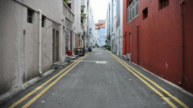 Issız Alleyway arka planda şehir