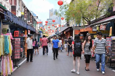 Singapur - 11 Şubat: Alışveriş yürümek-den geçerek bir Chinatown Pazar Singapur 11 Şubat 2012 tarihinde Çin yeni yılı kutlamaları sırasında