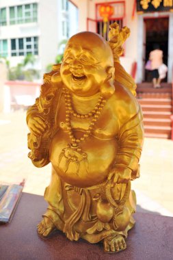 Budai veya bir tapınak Çince Taocu Guan Di Gong Tapınağı Singapur dışında mutlu Buda heykeli altın