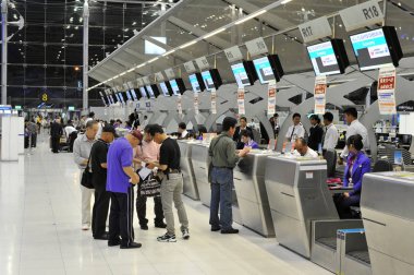 Bangkok - 9 Şubat: Check-in sayaçları, Bangkok, Tayland yeni Suvarnabhumi Havaalanı 9 Şubat 2012
