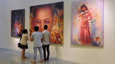 Bangkok - 22 Şubat: İnsanlar görünümü sanat sergisinde bir Bangkok Sanat ve Kültür Merkezi (arkamı) 22 Şubat 2012 tarihinde Bangkok, Tayland