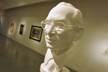 Bangkok, Tayland - 22 Şubat 2012: Heykel Sergisi Bangkok Sanat ve Kültür Merkezi (arkamı kralı)