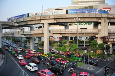 Bangkok - 22 Şubat: Genel street view Siam Square ilçe şehir merkezi ile 22 Şubat 2012 Bangkok, Tayland