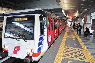 Kuala Lumpur, Malezya - 15 Şubat 2012: A Rapidkl Lrt tren Plaza Rakyat İstasyonu hareket