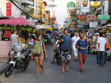 Bangkok - 25 Şubat 2012: backpacker cenneti Khao San Road yürüyen turist