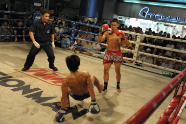 Bangkok - 22 Şubat: Tanımlanamayan Muay savaşçıları bir Tay kickboks maçta Mbk mücadele geceleri 22 Şubat 2012 tarihinde Bangkok, Tayland rekabet Tay.