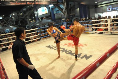 Bangkok - 22 Şubat: Tanımlanamayan Muay savaşçıları bir Tay kickboks maçta Mbk mücadele geceleri 22 Şubat 2012 tarihinde Bangkok, Tayland rekabet Tay.