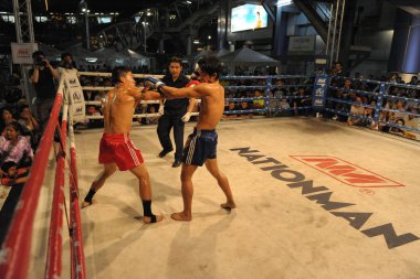Bangkok - 22 Şubat: Tanımlanamayan Muay savaşçıları bir Tay kickboks maçta Mbk mücadele geceleri 22 Şubat 2012 tarihinde Bangkok, Tayland rekabet Tay.
