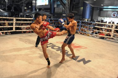Bangkok - 22 Şubat: Tanımlanamayan Muay savaşçıları bir Tay kickboks maçta Mbk mücadele geceleri 22 Şubat 2012 tarihinde Bangkok, Tayland rekabet Tay.