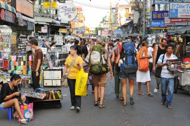 Bangkok, Tayland - 5 Nisan 2012: Turist yürüyüş Khao San Road