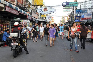 Bangkok - 25 Şubat 2012: backpacker cenneti Khao San Road yürüyen turist