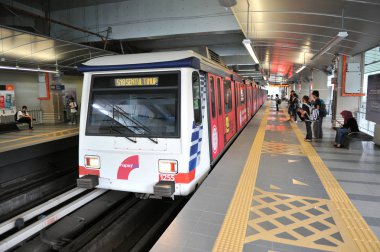 Kuala Lumpur, Malezya - 15 Şubat 2012: A Rapidkl Lrt tren Plaza Rakyat İstasyonu hareket