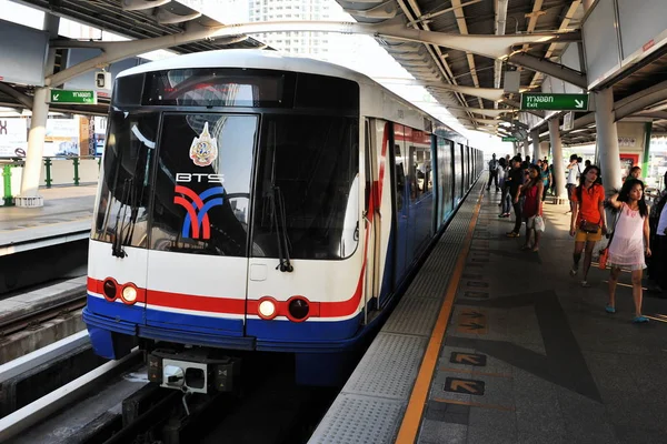 Bangkok Tayland Şubat 2012 Yolcu Bir Bts Skytrain Stasyonu Şehir — Stok fotoğraf