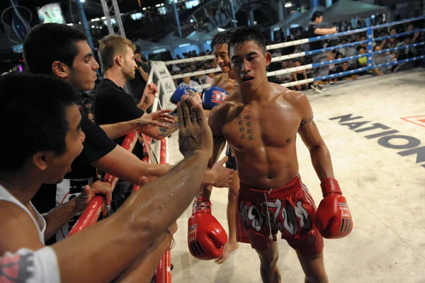 Bangkok - 22 Şubat: Tanımlanamayan Muay savaşçıları bir Tay kickboks maçta Mbk mücadele geceleri 22 Şubat 2012 tarihinde Bangkok, Tayland rekabet Tay.