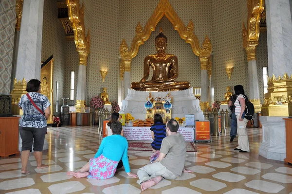 Bangkok Tailandia Marzo 2012 Hacedores Méritos Identificados Rezan Ante Estatua — Foto de Stock