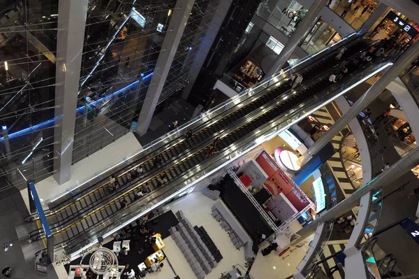 Bangkok, Tayland - 1 Mart 2012: alışveriş alışveriş merkezi ziyaret etti