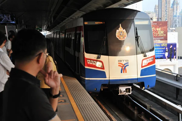 BANGKOK, THAILAND - FEB 22, 2012: A BTS (Bangkok Transit System) Skytrain pulls into Siam Square station in the city center