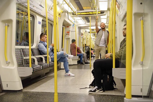 London Großbritannien Juni 2019 Menschen Fahren Mit Der Londoner Bahn — Stockfoto