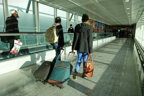 Strzał Ludzi Spędza Czas Lotnisku Przed Lotem — Zdjęcie stockowe