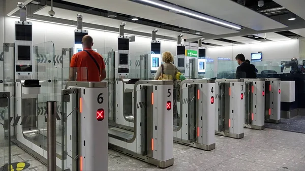 2018年7月29日 航空旅客通过希思罗机场自动护照边境管制门 — 图库照片