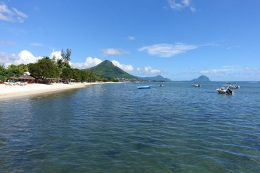 güneşli bir günde güzel deniz kıyısı manzara çekim