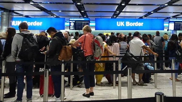 Colpo Persone Piedi Confine Del Regno Unito Aeroporto Dopo Volo — Foto Stock