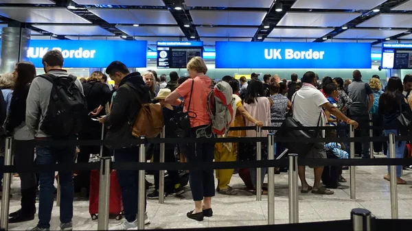 Tiro Pessoas Fronteira Reino Unido Aeroporto Após Voo — Fotografia de Stock