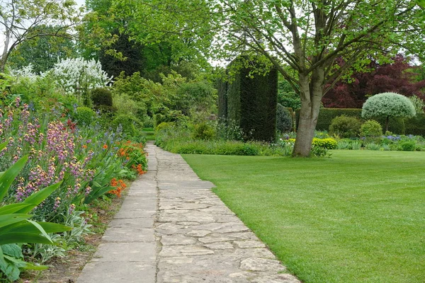 美しい緑の庭で小石の道の静かな風光明媚なショット — ストック写真