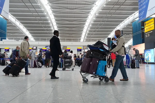 フライト前に空港で時間を過ごす人々のショット — ストック写真