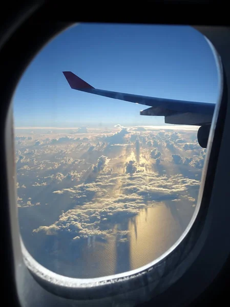 Tiro Cênico Belo Céu Por Sol Com Asa Avião Primeiro — Fotografia de Stock