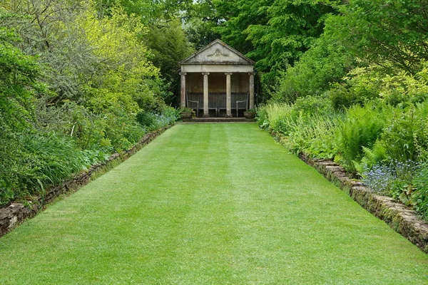 Tranquilo Plano Panorámico Hermoso Jardín Verde Con Cenador Antiguo — Foto de Stock