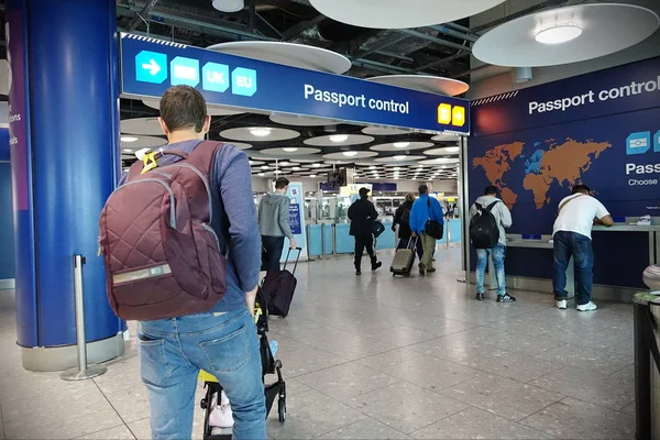 Blick Auf Menschen Bei Der Passkontrolle Flughafen — Stockfoto
