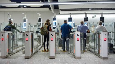 Londra, Uk - 26 Mart 2018: Heathrow Havaalanı 'ndaki otomatik pasaport kontrol kapısından geçen hava yolcuları. 