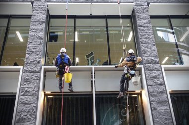 Camları silen işçilerin manzarası