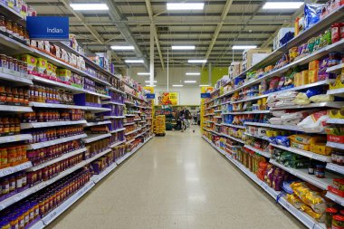 Galati, Romanya - Nisan 04: Hypermarket Auchan 'daki insanlar