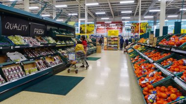 Chicago, Il - Nisan 2016: Jewel-Osco mağazasının içindeki insanlar