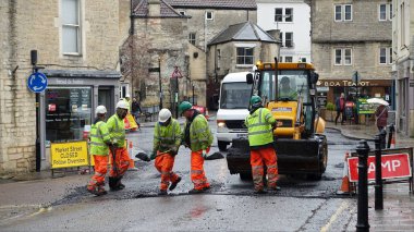 Bradford on Avon, İngiltere - 12 Mart 2018: yol yol işçileri yüzey roadworks şehir merkezinde,