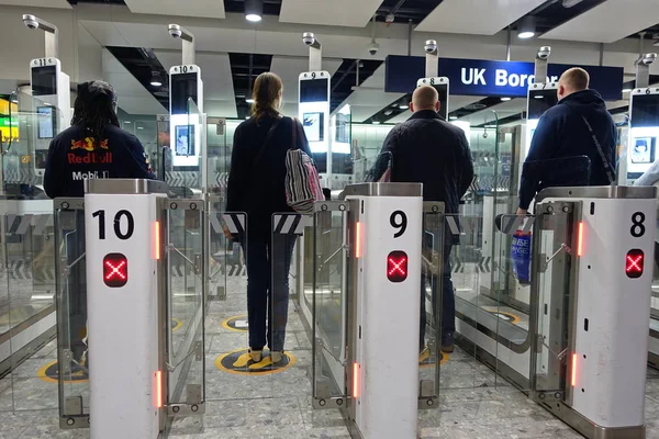 London Großbritannien März 2019 Flugreisende Fuß Zur Grenzkontrolle — Stockfoto