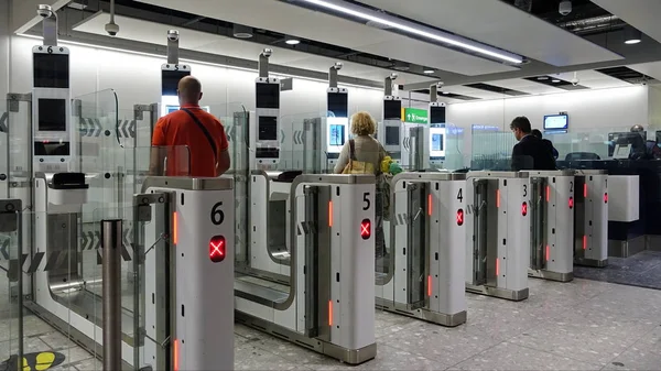 London März 2018 Flugreisende Passieren Automatisierte Passkontrollen Flughafen Heathrow — Stockfoto