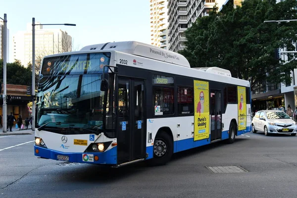 Sydney Australia Sierpnia 2019 Autobus Kursuje Wzdłuż Ruchliwej Ulicy Centrum — Zdjęcie stockowe